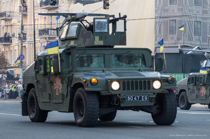 Tổng thống Ukraine Piotr Poroshenko từng đề nghị Mỹ cung cấp vũ khí từ thời Barack Obama vẫn còn là Tổng thống; trong khi đối với Đức và Pháp thì chỉ một ý nghĩ rằng Washington sẽ đáp ứng yêu cầu của Kiev cũng tương tự như cơn ác mộng. Nguồn ảnh: defence-blog.