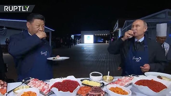 Hai nhà lãnh đạo thưởng thức rượu Vodka truyền thống của Nga. Ảnh: RT