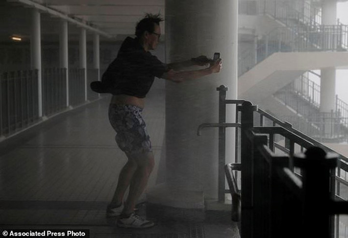 Chiều nay (16/9), siêu bão Mangkhut với sức gió giật mạnh nhất ở vùng gần tâm bão lên tới hơn 200km/h đã quét vào khu vực phía nam đặc khu hành chính Hong Kong (Trung Quốc). Ảnh: AP.