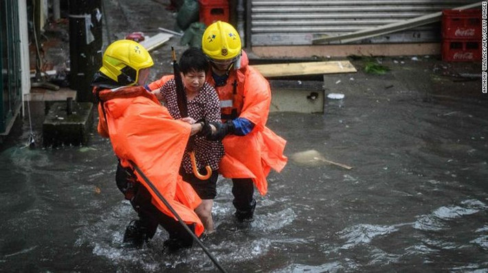Lực lượng chức năng giúp đỡ một người phụ nữ ở Lei Yu Mun, Hong Kong di chuyển đến nơi an toàn. Ảnh: Getty.
