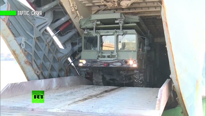 Theo cáo buộc của Quốc phòng Nga hôm 18/9, Israel đã thông báo cho Nga về chiến dịch tấn công của nước này tại Syria thông qua đường dây nóng chỉ 1 phút trước khi cuộc oanh tạc bắt đầu. Vì thế, phía Nga không có đủ thời gian để chuyển hướng máy bay Il-20 đến khu vực an toàn.
