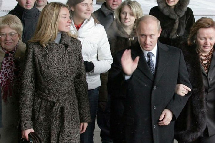 Tổng thống Putin rất đầu tư cho chuyện học hành của con gái mình. Và các con gái của ông đã tốt nghiệp từ các trường đại học danh tiếng, với mức học phí cao.