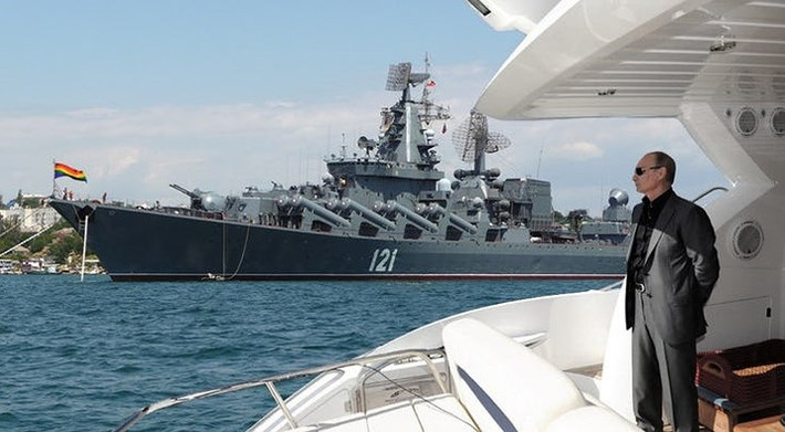 Còn đây là hình ảnh Putin trên một chiếc tàu thủy sang trọng. Các doanh nhân giàu có và chính trị gia quyền lực ở phương Tây và Trung Đông thường yêu thích du thuyền. Và phương Tây cho rằng Putin không phải là ngoại lệ.