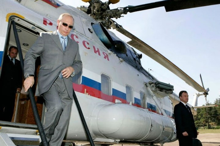Tổng thống Putin hay xuất hiện bên các máy bay trực thăng. Và điều này lại kích thích phương Tây tưởng tượng về việc Putin sở hữu một đội trực thăng tới 15 chiếc với giá không hề rẻ.