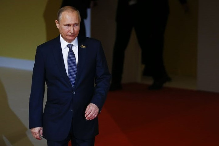Đam mê com-lê. Tổng thống Putin rất cầu toàn, bao giờ cũng muốn có dáng vẻ hoàn hảo từ đầu tới chân khi ra bên ngoài. Có hẳn một thợ may riêng cho ông.
