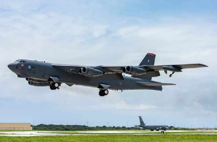 Hai lần trong vòng bốn ngày, các máy bay ném bom chiến lược B-52 của Mỹ đã bay qua Biển Đông.