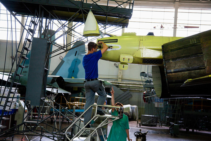 Với kho vũ khí trên, tiêm kích Su-35 có thể giúp phi công điều khiển dành được ưu thế trên không lẫn dưới mặt đất, thậm chí là là chống hạm. Đây cũng chính là lý do khiến Su-35 trên nên hấp dẫn hơn trong mắt các khách hàng thường xuyên mua sắm vũ khí của Nga. Nguồn ảnh: Zvezda.