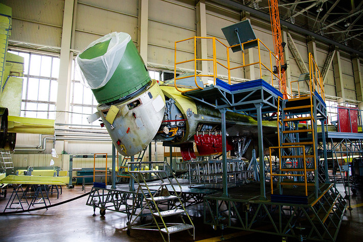 Bên cạnh đó Su-35 còn được trang bị hệ thống tìm kiếm và theo dõi hồng ngoại OLS-35 và hệ thống biện pháp đối phó điện tử L175M Khibiny-M. Trong buồng lái của Su-35 không còn các thiết bị analog. Buồng lái của Su-35 tương tự như buồng lái của máy bay chiến đấu thế hệ thứ 5. Nguồn ảnh: Zvezda.