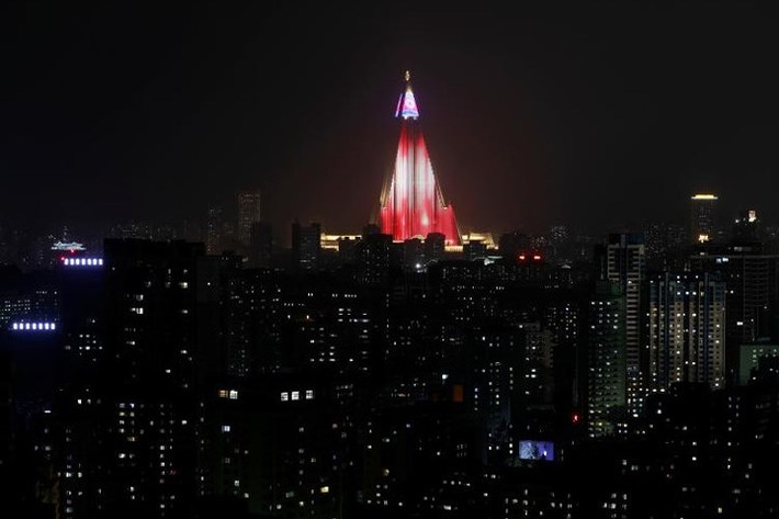 Hình ảnh về đêm của tòa nhà Ryugyong 105 tầng – tòa nhà cao nhất Triều Tiên đang được xây dựng tại thủ đô Bình Nhưỡng trong không khí Quốc khánh Triều Tiên đang đến gần.