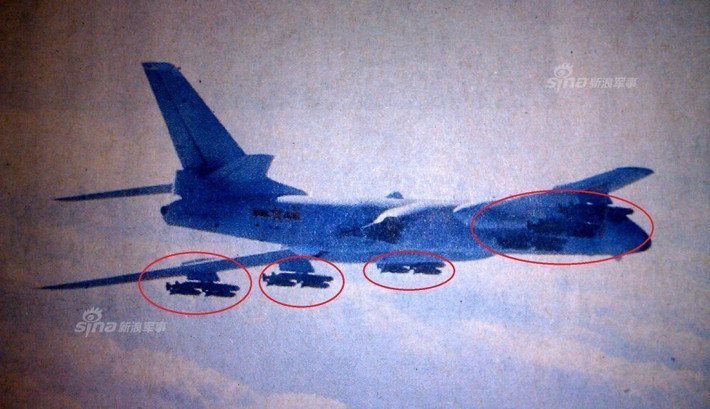 H-6K là phiên bản mới và hiện đại nhất của dòng máy bay ném bom H-6 do Trung Quốc sản xuất trên cơ sở cải tiến mẫu Tu-16 Liên Xô (cũ). Những chiếc H-6K nâng cấp với động cơ D-30KP-2 (của Nga) cho tải trọng lớn hơn, tầm bay xa hơn động cơ WP-6 trên thế hệ H-6 trước đây, nâng cấp hệ thống điều khiển, radar. Nguồn ảnh: Sina.