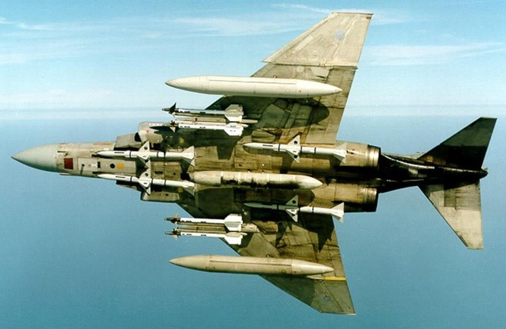 Tốc độ tối đa của chiếc tiêm kích F-4 đạt Mach 2,23 tương đương với khoảng 2370 km/h ở độ cao 12.190 mét.
