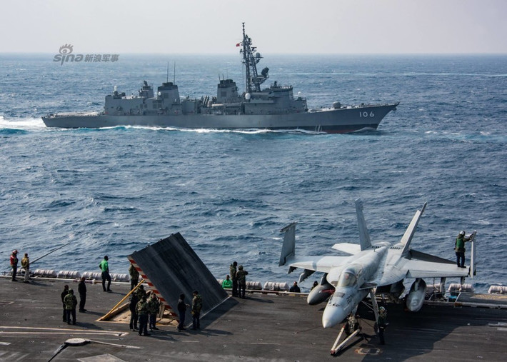 Sau một thời gian cập cảng Hàn Quốc, chiếc tàu sân bay USS Carl Vinson dưới sự hộ tống của các tàu khu trục, tàu hộ vệ tên lửa và tàu hậu cần đã tiếp tục vươn khơi ra khu vực biển Đông Á. Nguồn ảnh: Sina.