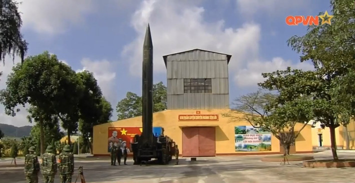 Tên lửa Scud-B có trọng lượng tổng cộng 5900 kg, dài 11,25 mét và có đường kính 0.88 mét. Loại tên lửa này có thể cho tầm bắn tối đa lên tới 300 km. Nguồn ảnh: QPVN.