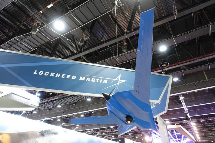 Thiết bị bay không người lái mang tên "Raging" do Lockheed Martin sản xuất tại triển lãm. Thiết bị này có kiểu dáng bên ngoài tương đối giống với loại máy bay không người lái XB-47 hiện đại bậc nhất của Mỹ. Nguồn ảnh: Sina.
