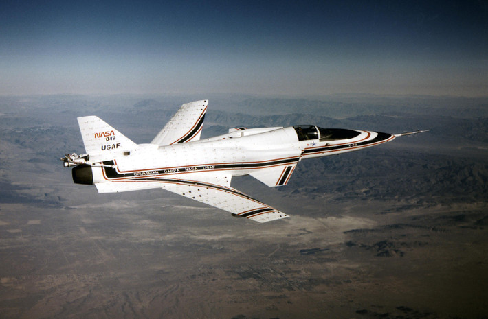 Tốc độ tối đa mà Grumman X-29 đạt được vào khoảng Mach 1.8 tương đương với khoảng 1770 km/h ở độ cao 10.000 mét. Trần bay tối đa mà Grumman X-29 đạt được vào khoảng 16.800 mét tuy nhiên tầm bay tối đa của nó chỉ là 560 km. Nguồn ảnh: Wiki.