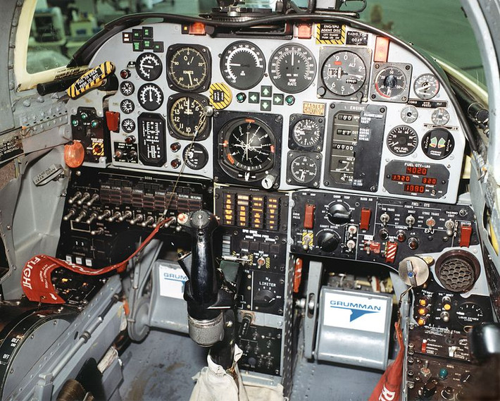Cận cảnh khoang lái khá thô sơ của Grumman X-29 với hàng loạt các đồng hồ hiển thị kiểu Analog cổ điển. Nguồn ảnh: Wiki.
