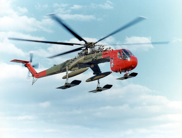 CH-54 đã thỏa lấp được chỗ trống đó. Với khả năng vận tải lên tới 9 tấn hàng hóa của mình và có thể hoán cải thành nhiều phiên bản khác nhau tùy thuộc vào mục đích sử dụng. Nguồn ảnh: Wiki.