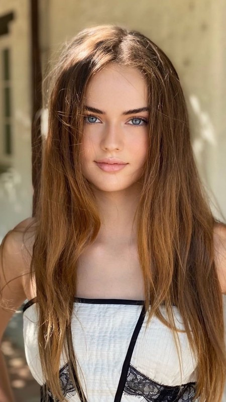 Nhiều người hâm mộ nhận xét, đôi mắt xanh to tròn, cằm vline, mái tóc vàng của Kristina Pimenova thậm chí còn hoàn thiện nhiều hơn khi trường thành.
