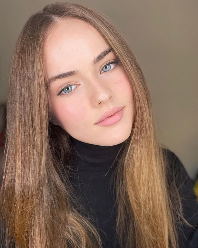 Trong các bộ ảnh gần đây, Kristina Pimenova gây ấn tượng với biểu cảm hút hồn cùng đôi mắt trong veo.