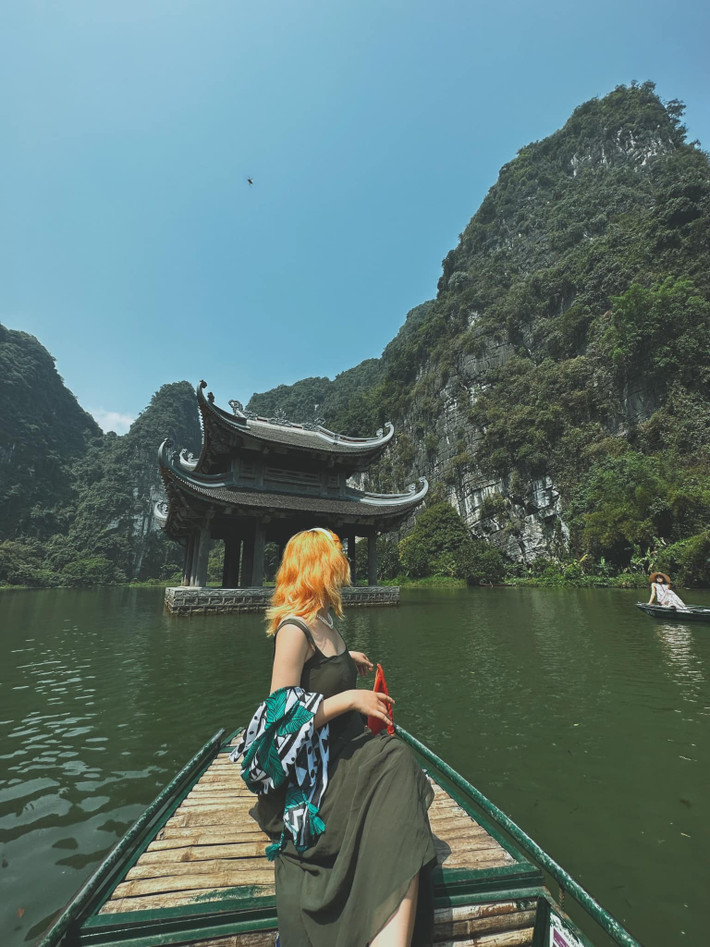 Mỗi điểm đến ở Ninh Bình đều sở hữu cảnh sắc thiên nhiên cực đẹp và nên thơ, dù đứng ở chỗ nào cũng đủ cho ra lò loạt hình ảnh sống ảo. Ảnh: Cừu Bé