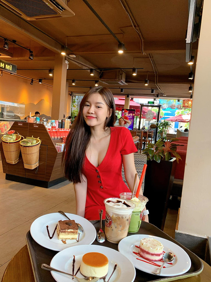 Vốn là nữ PT khá nổi tiếng trong lĩnh vực gym, sở hữu body cực cháy nên thời gian qua Bùi Thị Yến Xuân - bạn gái thủ môn Đặng Văn Lâm thường xuyên khoe những shoot hình táo bạo của bản thân.