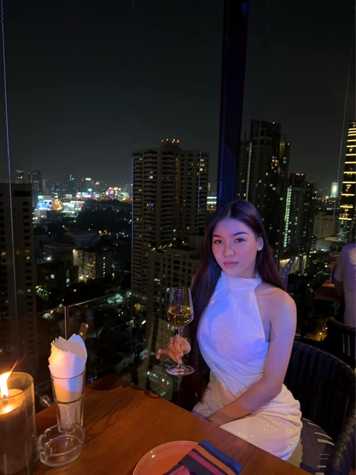 Làm bạn gái của thủ môn Đặng Văn Lâm nên cô nàng không ít lần có người nhận ra cô ngoài đời.