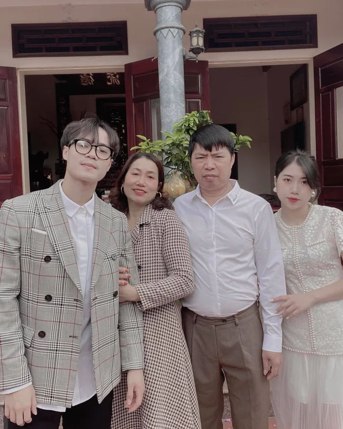 Nam cầu thủ chia sẻ: "Năm rồi cũng cố gắng vay mượn khắp nơi xây được cái nhà cho bố mẹ. Sắp sang tuổi mới rồi nên hy vọng là nhìn vào đây để cố gắng trả nợ".