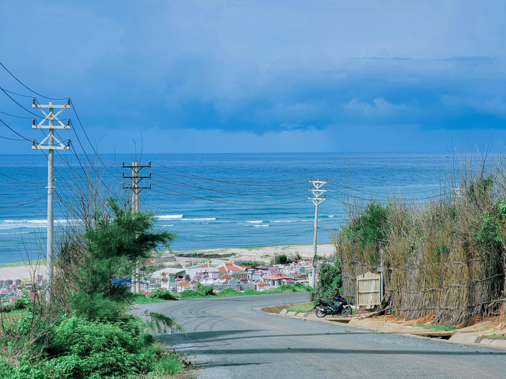 Đặc biệt là năm 2023, khi Phú Quý được xuất hiện trong nhiều bộ ảnh, thước phim cực kỳ thơ mộng thì lượng khách đổ về nơi này càng ngày càng đông đúc.