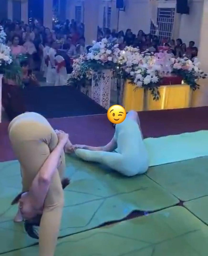 Chia sẻ đoạn clip ghi lại cảnh này, chủ nhân chia sẻ: "Yoga đám cưới. Một nhóm 3 người mạnh dạn biểu diễn những động tác yoga cực khó để chúc mừng ngày vui cho tân lang, tân nương... Chuyến lưu diễn thành công tốt đẹp, chúc đám cưới hạnh phúc".