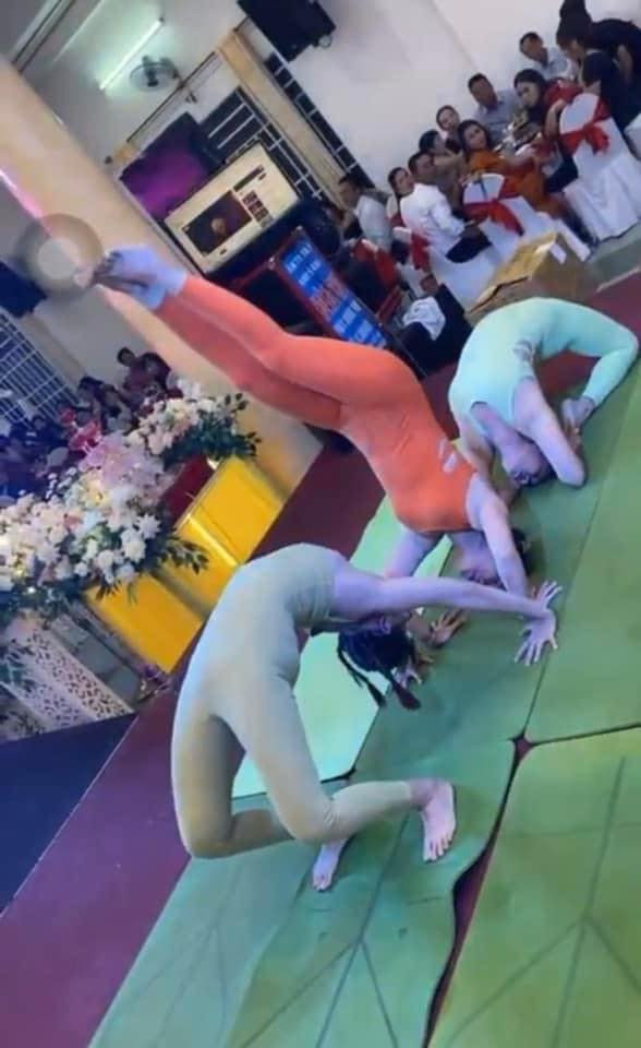 Một số cư dân mạng bình luận trước hành động phản cảm của 3 cô gái này như sau: "Được cái khách cổ vũ nhiệt tình lên mấy chị em càng sung", "Khi chị đam mê Yoga nhưng lại thích biểu diễn tại đám cưới", "Cảm ơn chị đã mang Yoga bước sang một tầm cao mới, một tầm cao mà không phải ai cũng dám làm",...