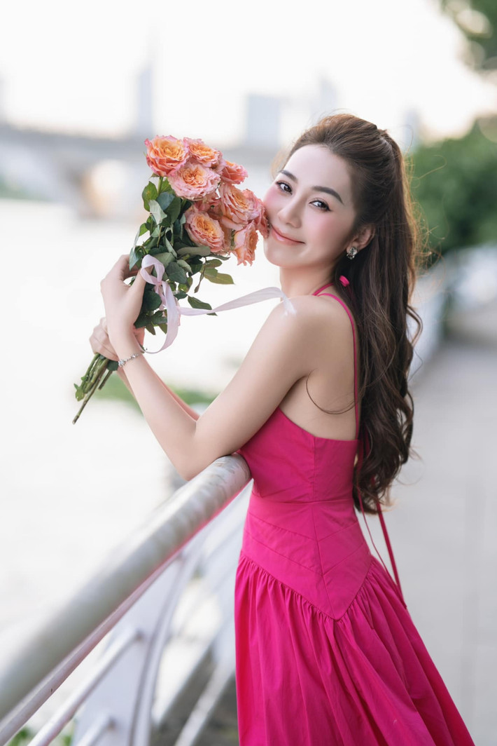 Trên trang cá nhân, Hoàng Kim Chi thường xuyên chia sẻ nhiều hình ảnh đời thường hay đi sự kiện đẹp mắt.