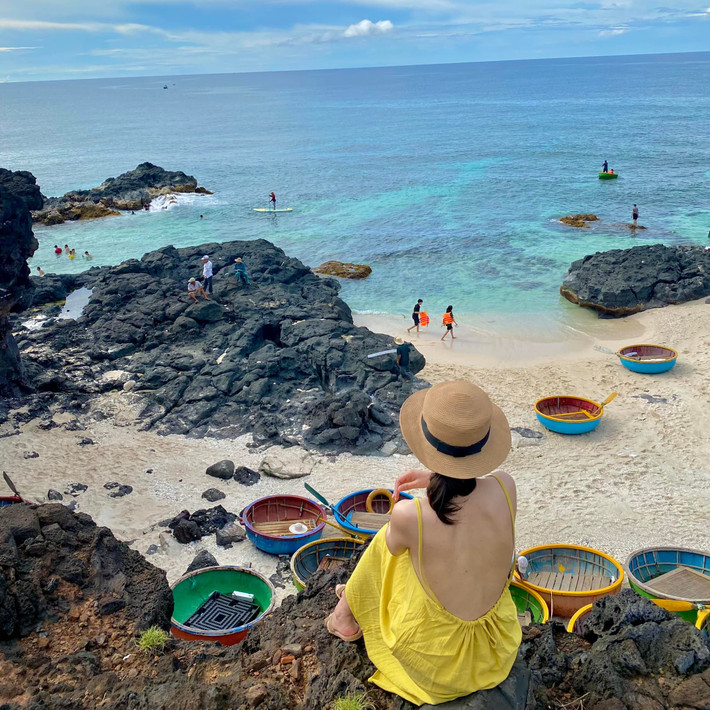 Lý Sơn nổi tiếng với những ngọn núi cao cùng không gian biển đảo bao la rộng lớn bao quanh. Sở hữu làn nước trong xanh mát lành cùng bờ cát trắng mịn. Được thả hồn mình vào biển cả nơi này cũng là trải nghiệm đáng thử trong kỳ nghỉ lễ dài ngày. Ảnh: Thảo Quyết Linh