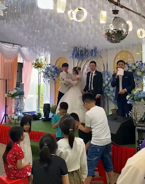 Mới đây MXH lan truyền đoạn clip ghi lại cảnh ông bố không kiềm được nước mắt xúc động, quay về phía cánh gà bật khóc trong ngày con gái lấy chồng.