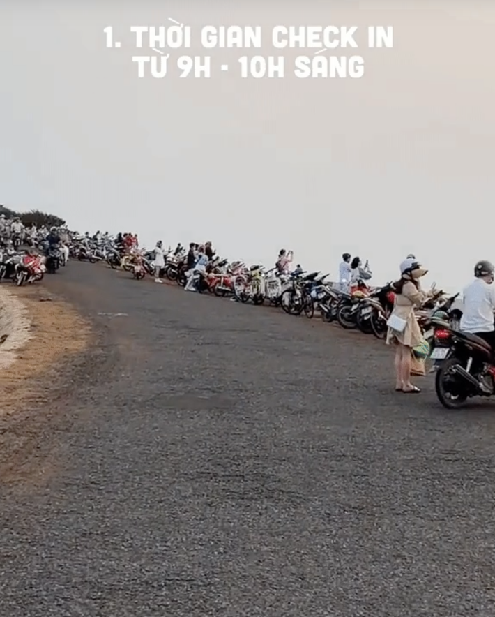 Các địa điểm nổi tiếng trên hòn đảo như Dốc Phượt, Mộ Thầy hay vịnh Triều Dương,… đều không bao giờ vắng bóng khách du lịch. Ảnh: Chụp màn hình