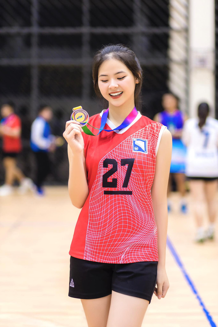 Sở hữu nhan sắc xinh xắn, nụ cười rạng rỡ cùng khả năng chơi thể thao giỏi, Ngân Hà được dân mạng gọi với danh xưng “hot girl” sân bóng