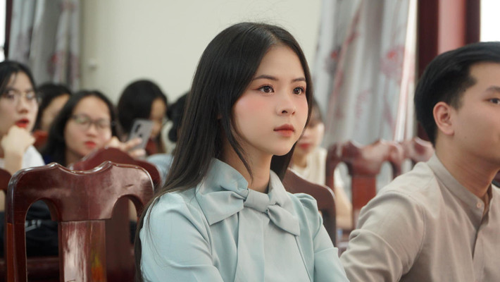 Nguyễn Ngân Hà sinh năm 2003, quê Nghệ An được biết đến là hoa khôi bóng chuyền có tiếng trên MXH.