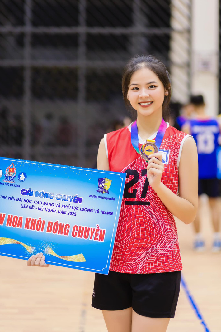 Dù tiếp xúc với thể thao khá muộn song 10X được đánh giá là cô gái đa năng khi có thể chơi cả bóng chuyền và bóng đá.