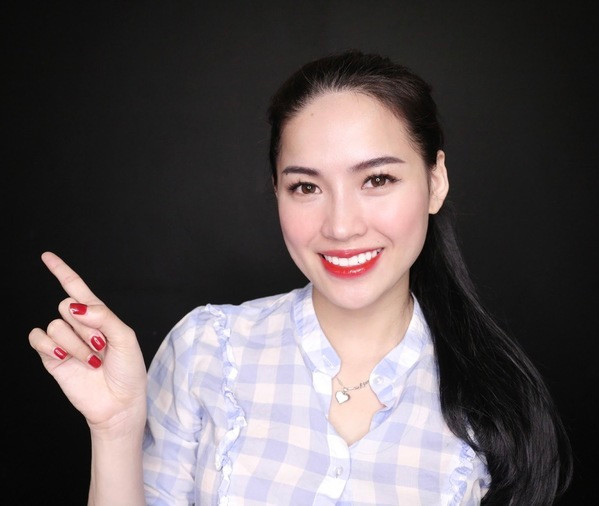 Với việc tiếp tục review đồ ăn mới đây, Võ Hà Linh bị netizen chỉ trích, họ cho rằng cô đang đánh tráo khái niệm, thậm chí còn tặng cô danh xưng "Chiến thần họ Lươn". Ảnh: Tổng hợp