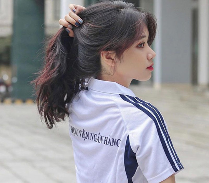 Đoàn Triệu Diệu Anh, sinh năm 2001 là cựu học sinh trường THPT Nam Trực (Nam Định). Nàng hot girl này từng nổi tiếng nhờ khoảnh khắc bị chụp trộm trong buổi đầu nhập học.