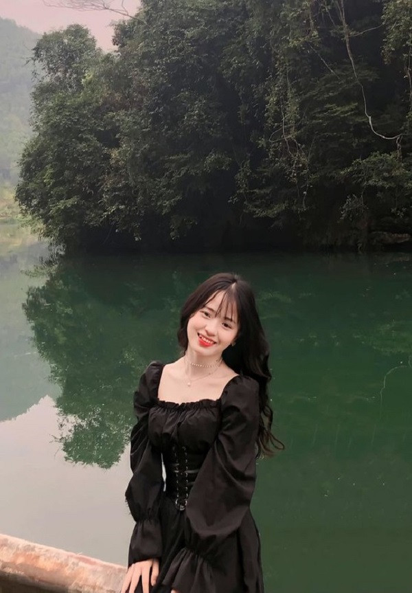 Cô nàng giờ đây chăm ăn diện hơn xưa, dù điệu đà và trưởng thành hơn nhưng Vàng Thị Sinh vẫn kín đáo, nhẹ nhàng.