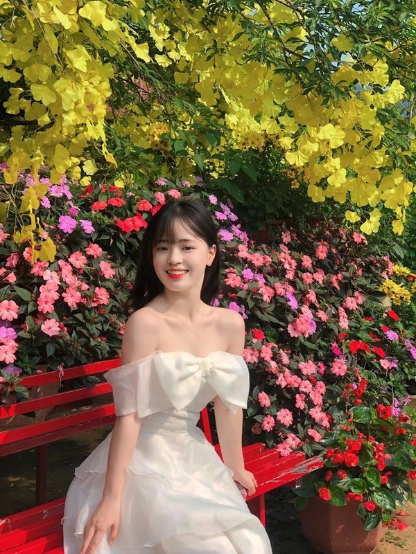 Cô bé ngày nào đã trưởng thành hơn, ít rụt rè và e ngại như trước đây.