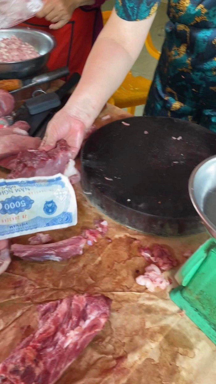 Cách đây không lâu trào lưu với nội dung "đi chợ giá 5 nghìn, làm mâm cơm chỉ 10 nghìn..." gây xôn xao MXH.