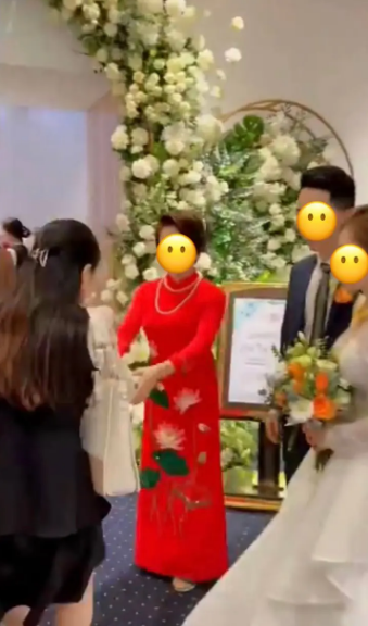Khi tiến vào hội trường, cô gái này vẫn bắt tay chúc mừng gia đình hai bên như khách quen. Đặc biệt, nữ TikToker còn lưu ý chọn chỗ ngồi xa phía trung tâm cho an toàn.