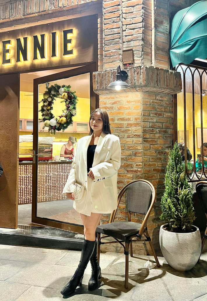 Ngắm cô đời thường có lẽ nhiều người quên luôn hình ảnh quần đùi áo số mộc mạc trên sân. Ảnh: FBNV