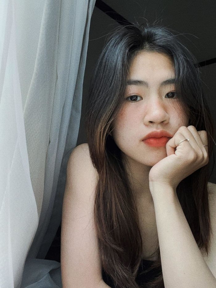 Cao 1m62 và thuộc thế hệ Genz nên hot girl làng bóng đá này diện đồ rất trẻ trung khi rời sân cỏ. Thanh Nhã cũng được cho là một tay chơi hàng hiệu khi sẵn sàng chi tiền cho những thương hiệu xa xỉ như: Chanel, Prada, Louis Vuitton, Fendi…