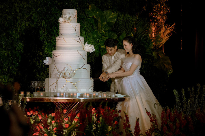 "Cuối cùng cũng có thời gian lắng lại và ngắm nhìn khoảnh khắc tuyệt vời tại Manila. Tròn một tháng giữ sức cho bữa tiệc tiếp theo, vợ chồng son bồi hồi chăm nhau giữa cái nắng Sài Gòn", hot girl Linh Rin chia sẻ.
