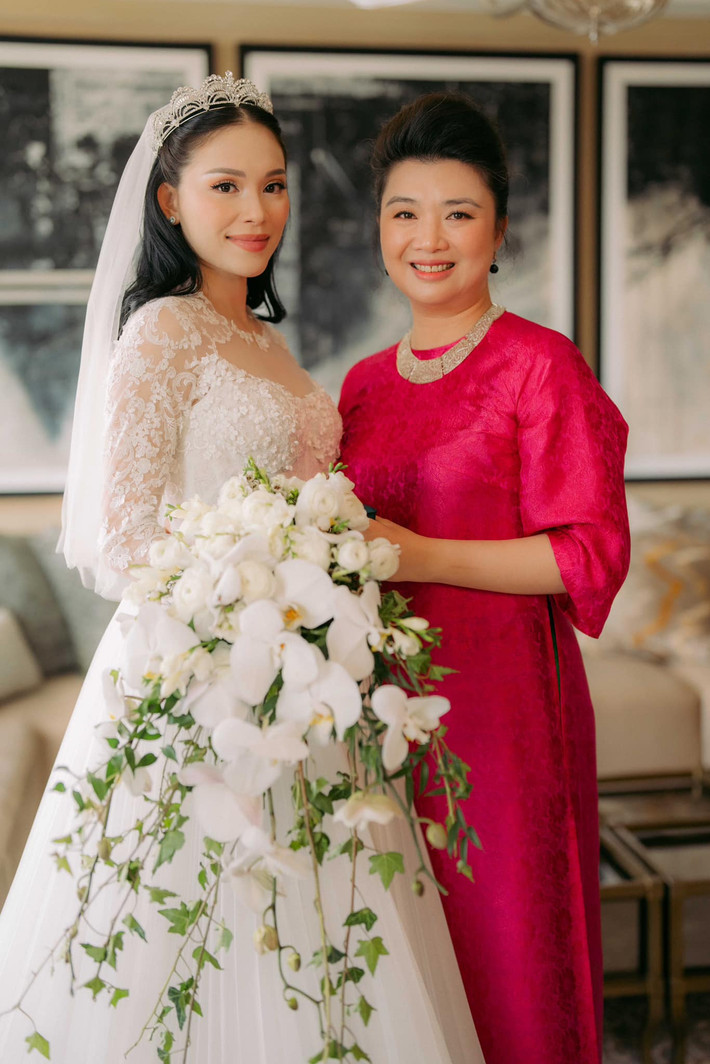 Mới đây, Linh Rin đăng tải những khoảnh khắc hiếm trong thánh đường đến tiệc thân mật tại Philippines 1 tháng trước.