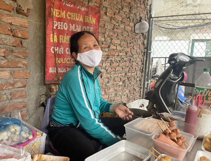 Cách đây vài ngày, cư dân mạng không khỏi bàn tán về cô bán xiên que vỉa hè ở Hà Nội nghỉ bán 5 tháng đi du lịch châu Âu. Hình ảnh người bán hàng rong này nhanh chóng gây chú ý.