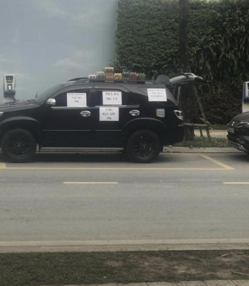 Trường hợp của một "quán" trà đá vỉa hè đặc biệt cùng từng khiến netizen trầm trồ, bởi quán hàng này được bày biện hẳn trên ô tô tiền tỷ.