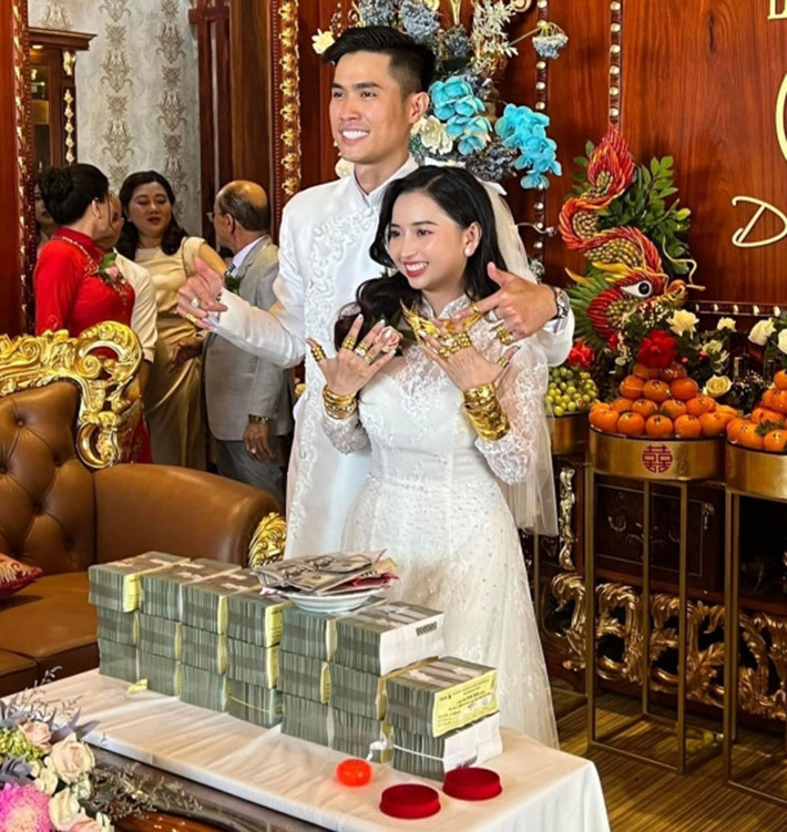Gần đây trên MXH cũng xuất hiện đám cưới hồi môn "khủng" không kém, cô dâu chú rể được người thân, họ hàng đeo lên người không biết bao nhiêu là vàng.